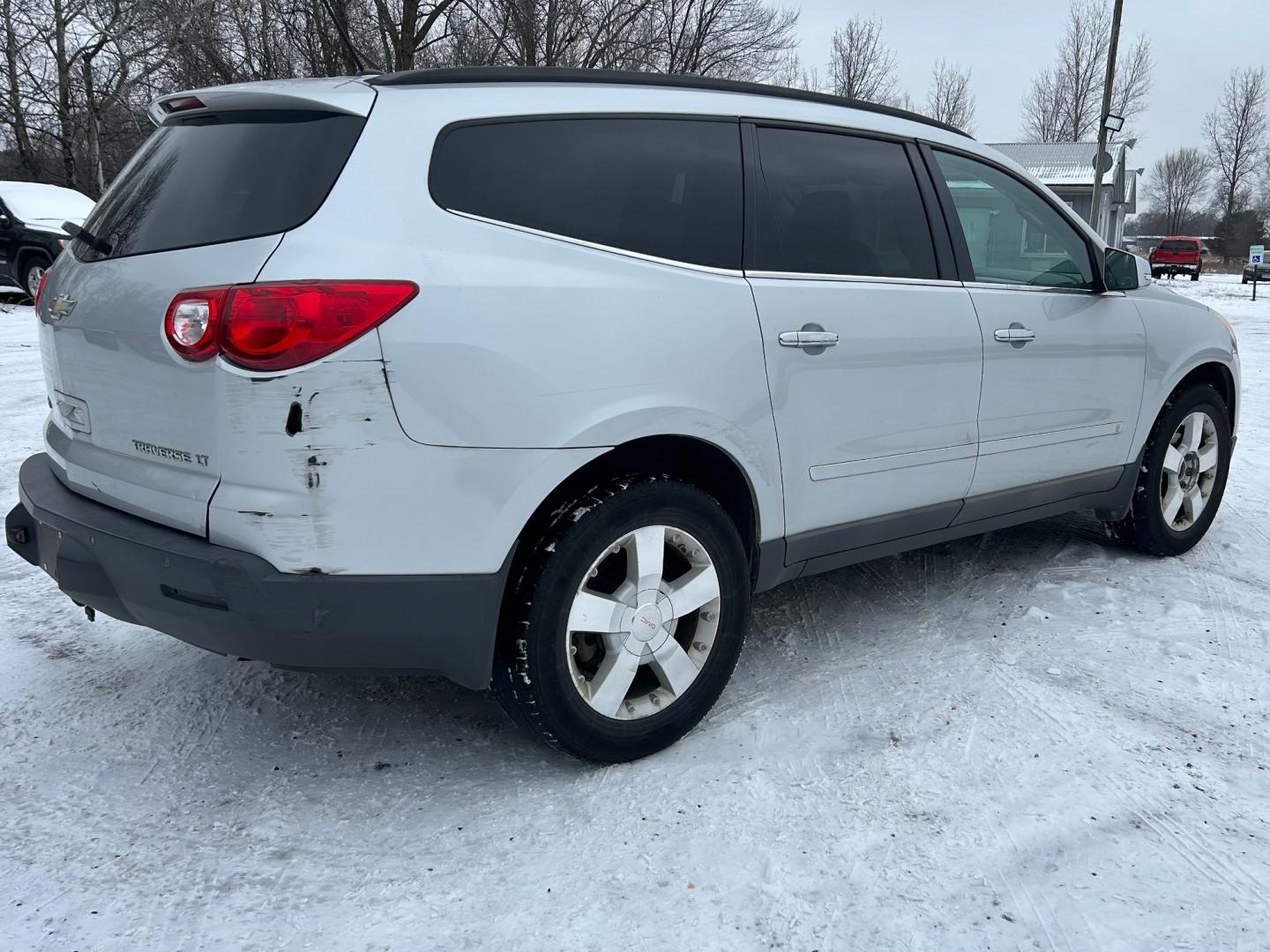 2010 Silver Chevrolet Traverse LT1 AWD (1GNLVFED0AS) with an 3.6L V6 DOHC 24V engine, 6-Speed Automatic transmission, located at 17255 hwy 65 NE, Ham Lake, MN, 55304, 0.000000, 0.000000 - Photo#4